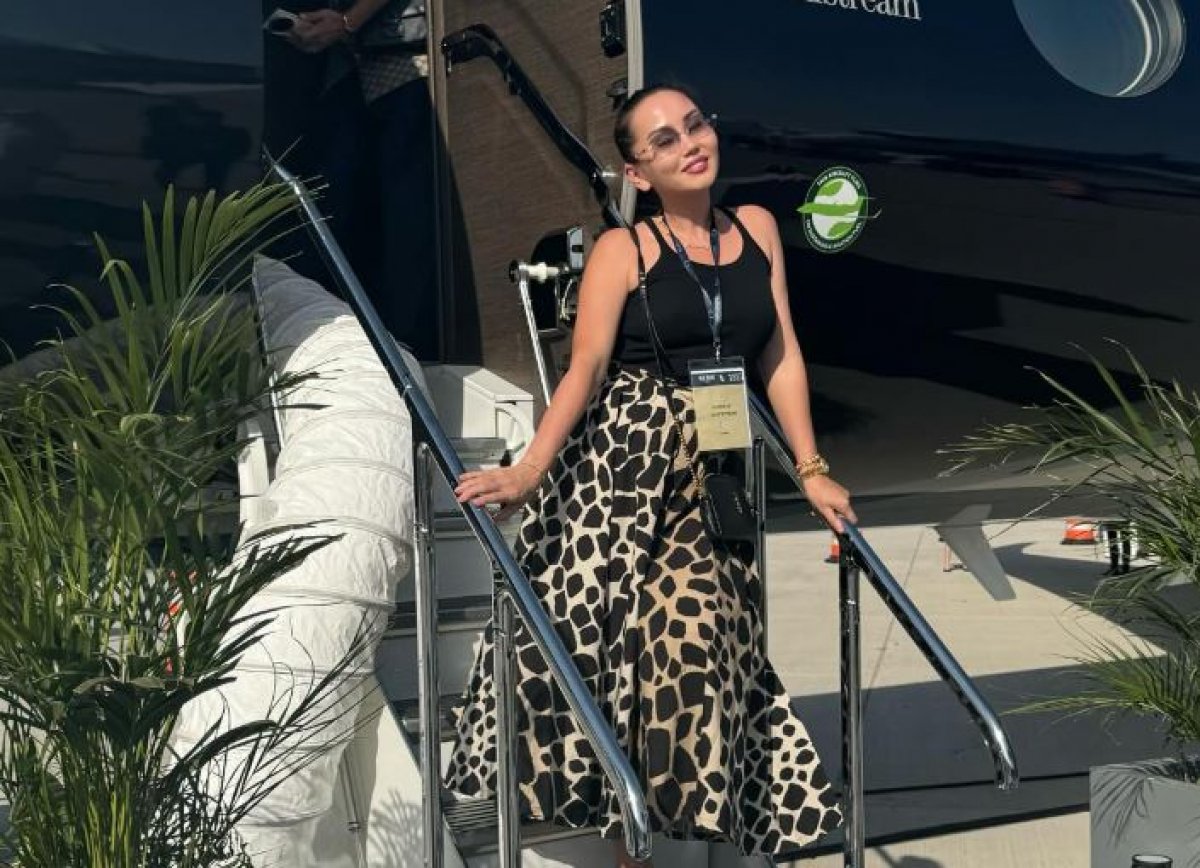 Баян Алагузова показала содержимое своей сумочки