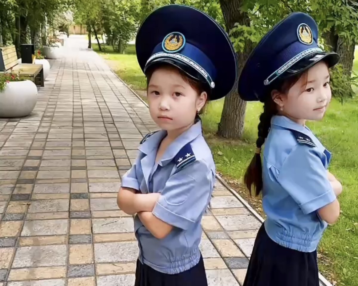 Мини-полицейские: сестры-близняшки учат детей правилам безопасности (ВИДЕО)