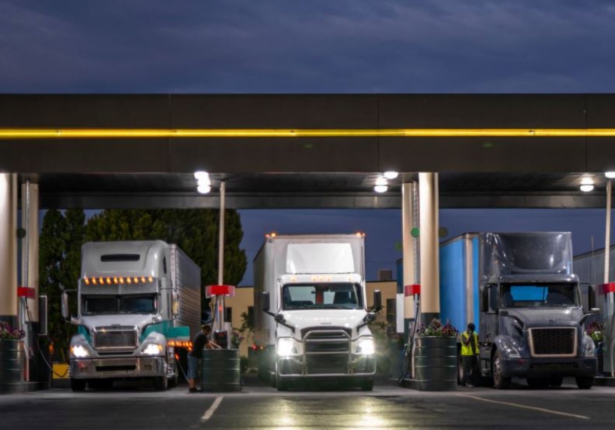 Грузовик раздавил водителя на заправке в Кокшетау