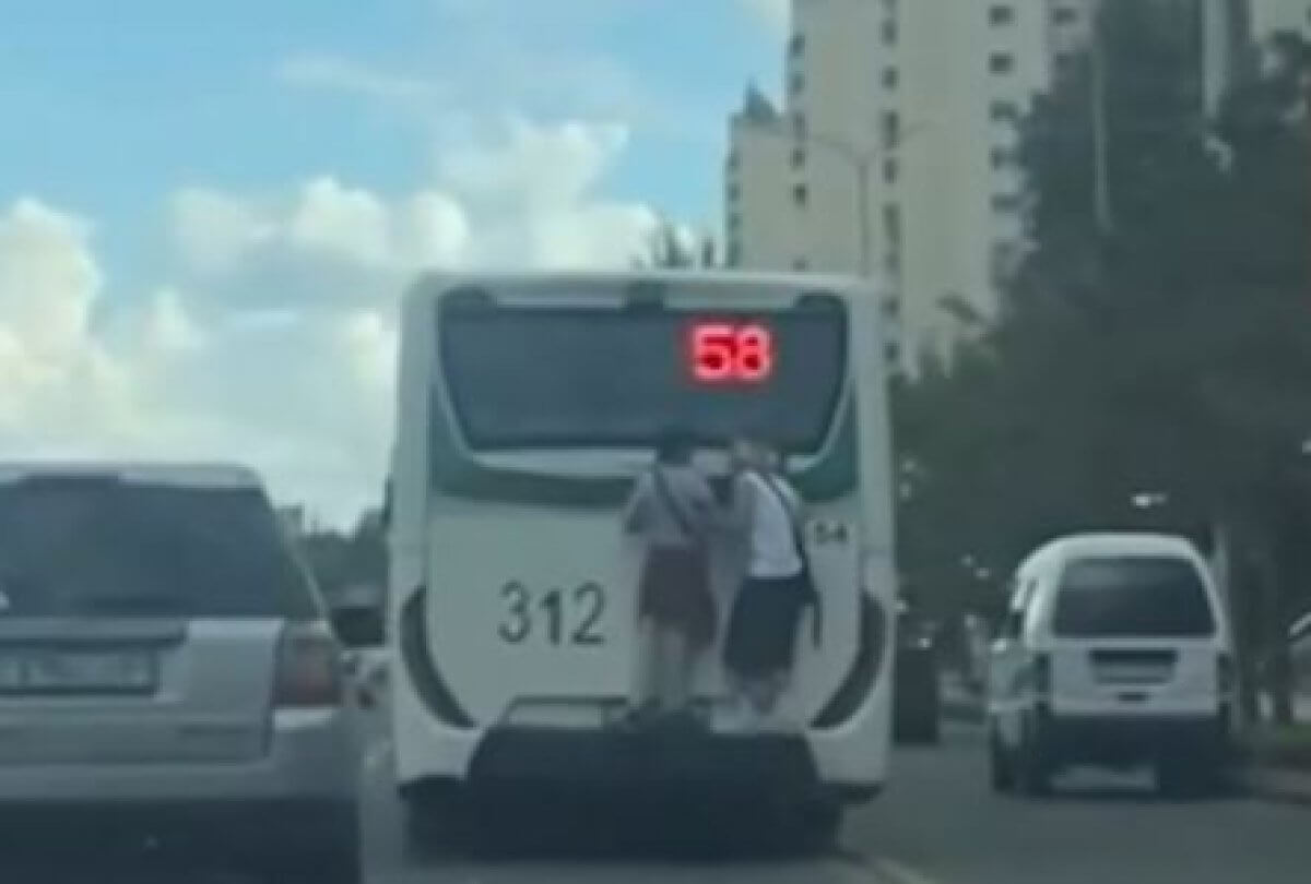 Подростки повисли на автобусе во время движения в Астане (ВИДЕО)