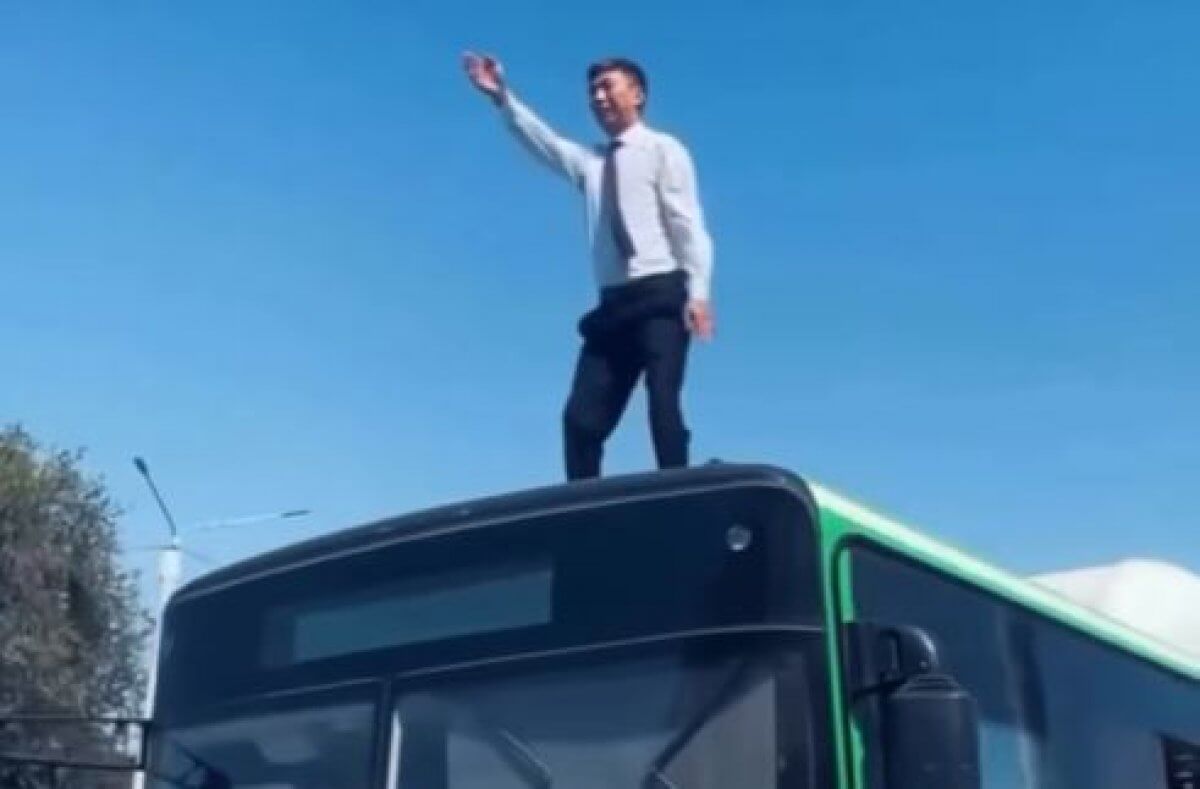 Танец на крыше автобуса исполнил замминистра транспорта Кыргызстана