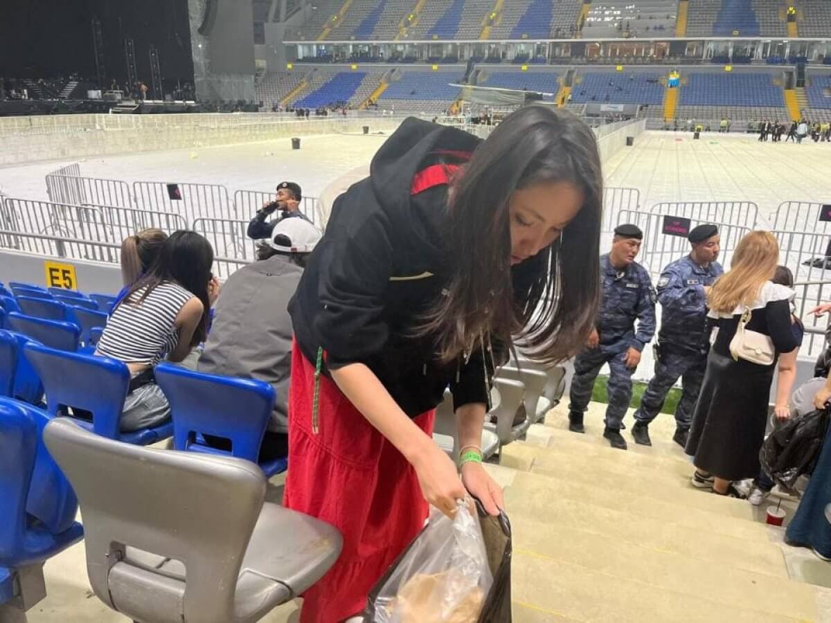 Джей Ло бы гордилась: фанаты убрали стадион после концерта в Астане