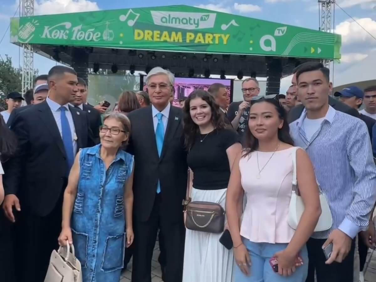 Токаев пообщался с алматинцами на Кок-тобе