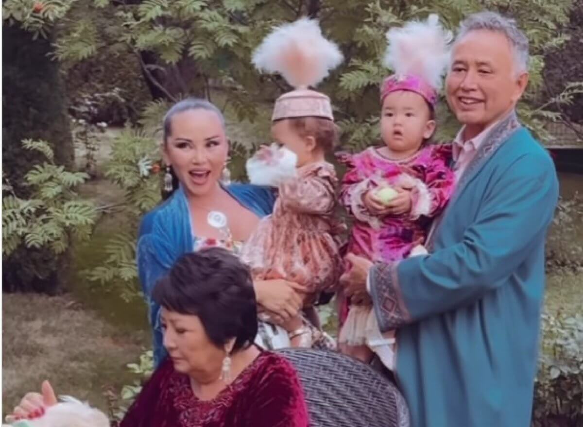 Баян Алагузова провела семейную фотосессию в национальном стиле