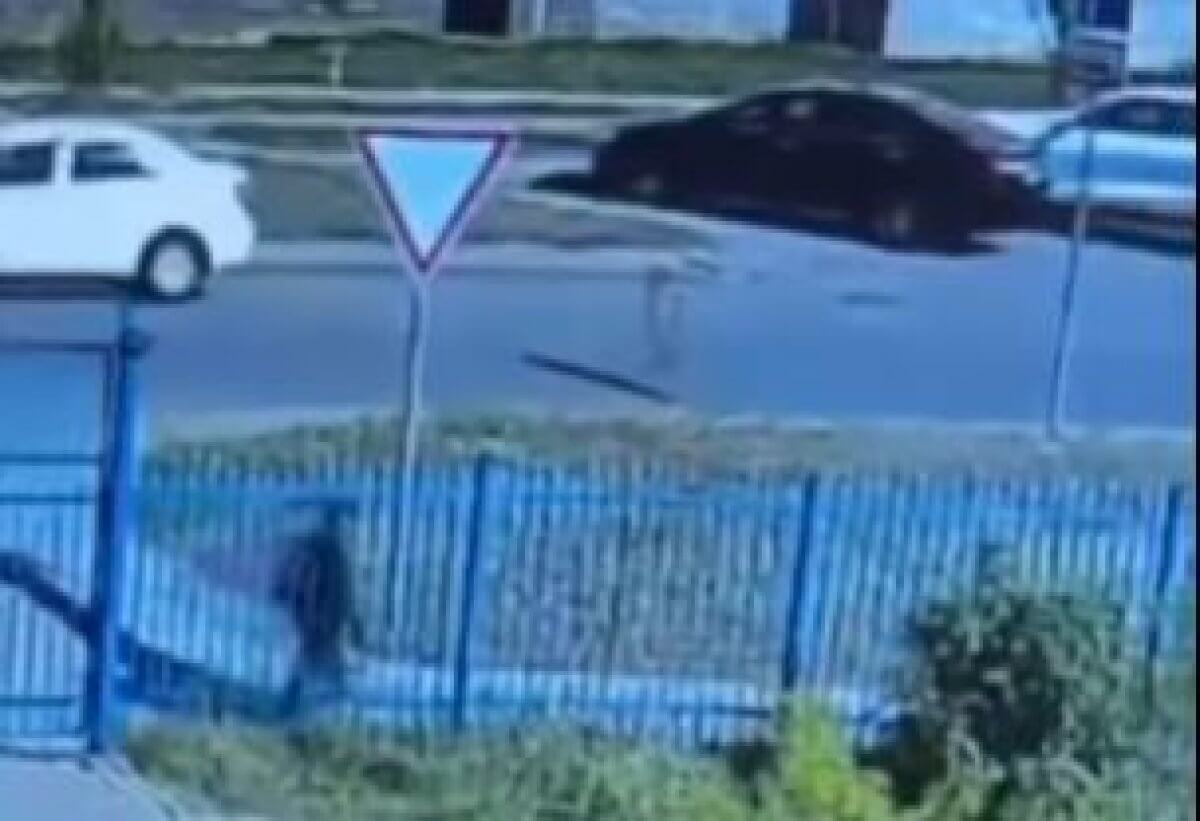 Воспитатель не заметила, как ребенок ушел из детсада в Астане (ВИДЕО)