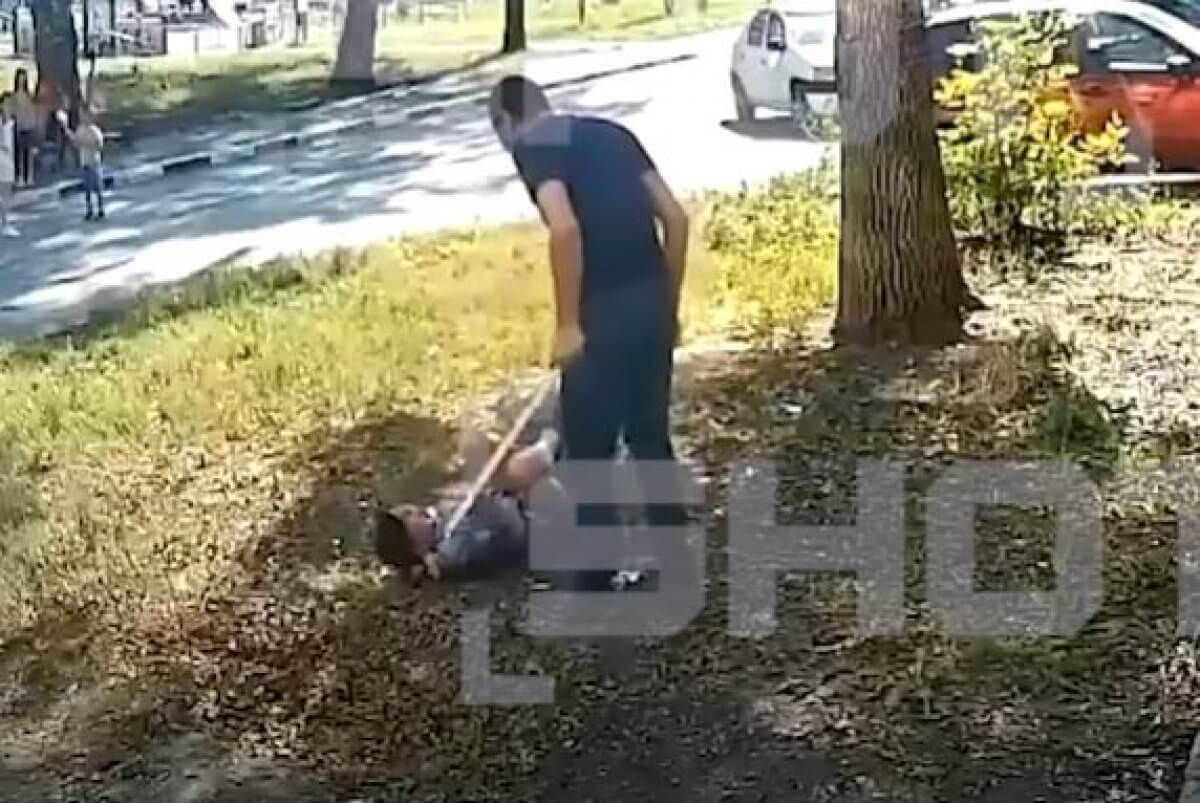 Палкой и ногами избивал россиянин мальчика за обиду своей дочери