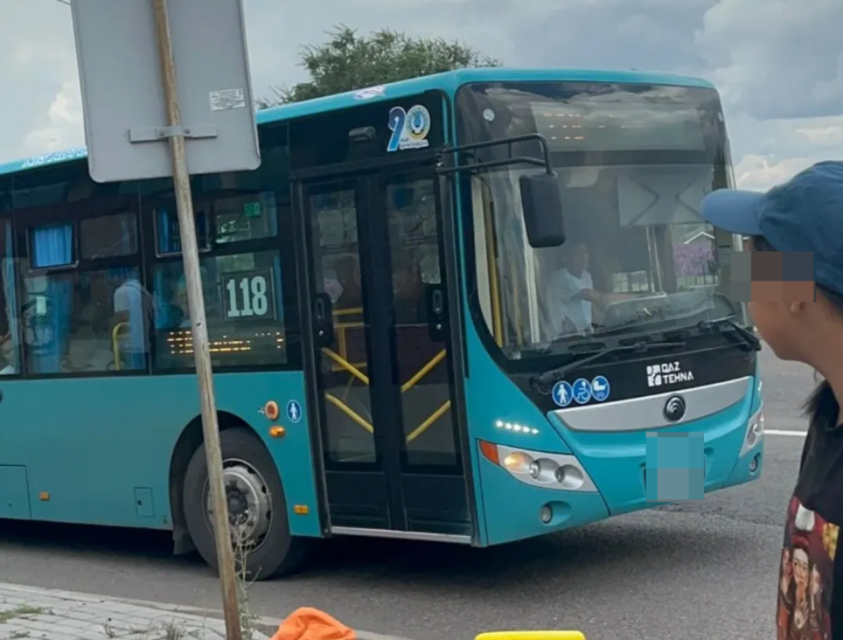 Пассажирка получила перелом колена в автобусе Караганды
