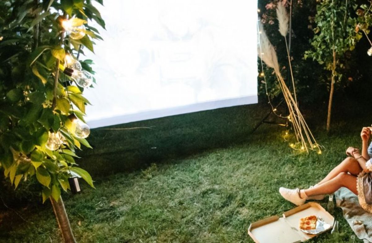 Астанчане устроили настоящее кино под звездами во дворе дома