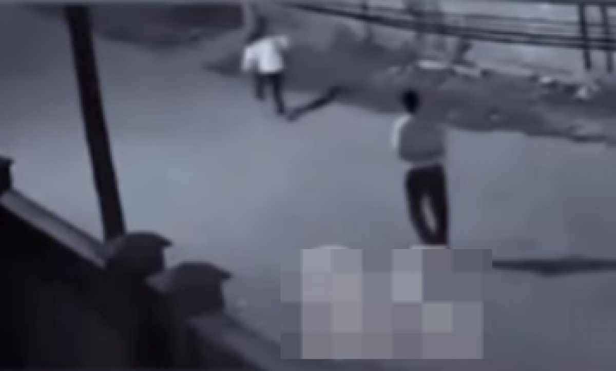 Мужчина с ножом бегал за девушкой (ВИДЕО)