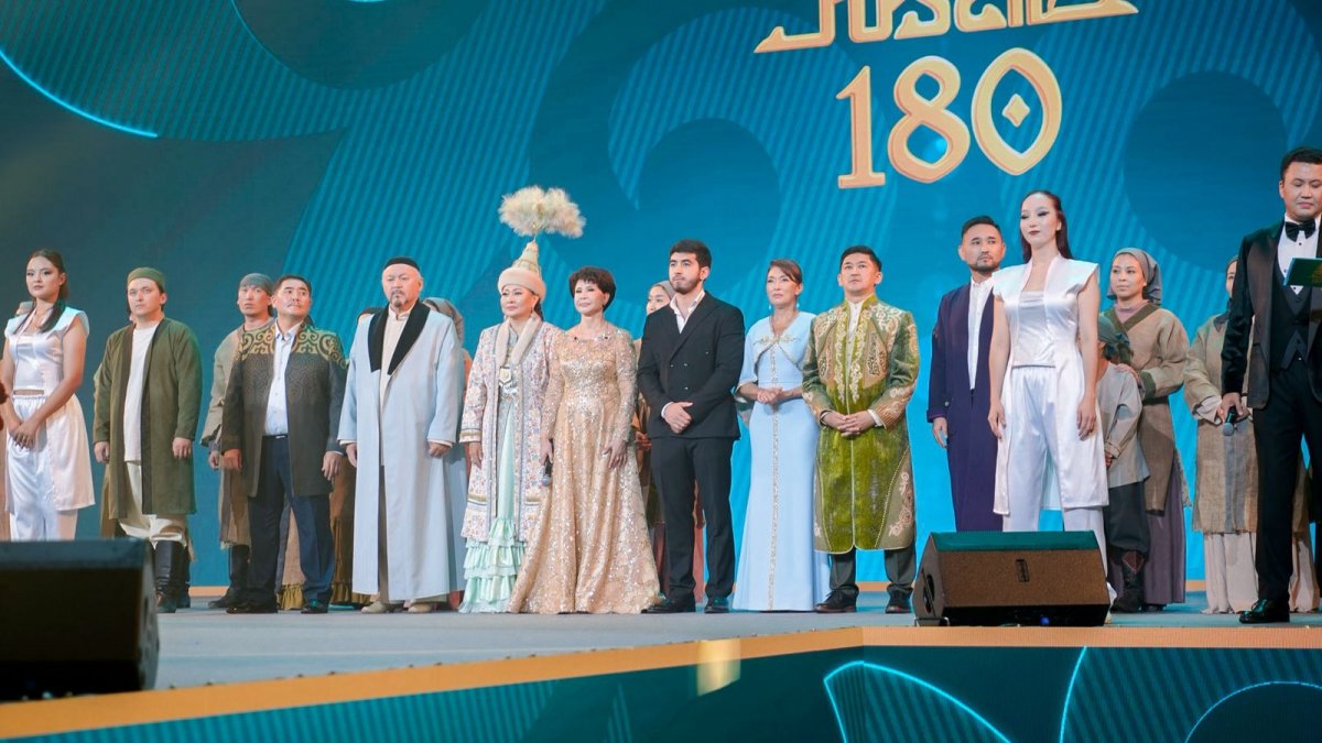 Бибигуль Тулегенову встретили овациями на праздновании 180-летия Абая в ВКО