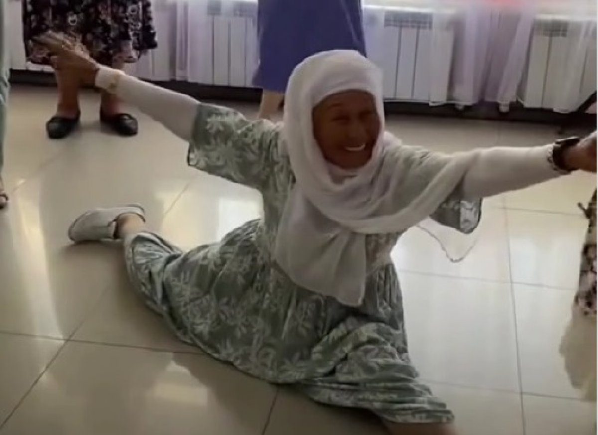 Пенсионерка села на шпагат во время танца на тое