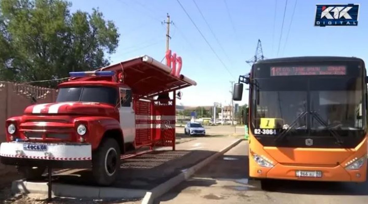 Пожарная машина стала автобусной остановкой в Таразе