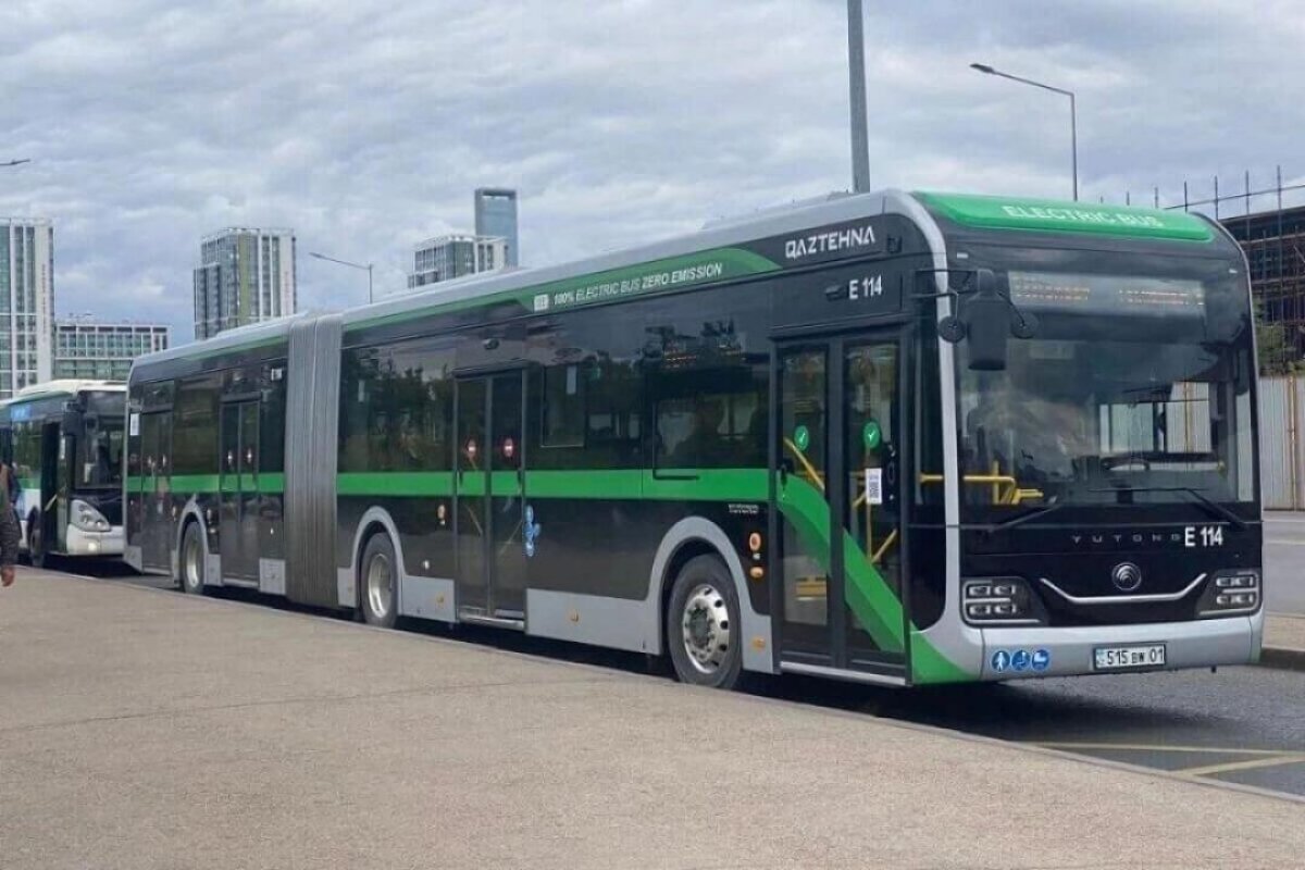 Пассажиры автобуса № 10 исполнили песни Абая в Астане (ВИДЕО)