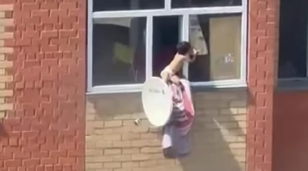 Ребенок едва не выпал, играя на окне в Косшы