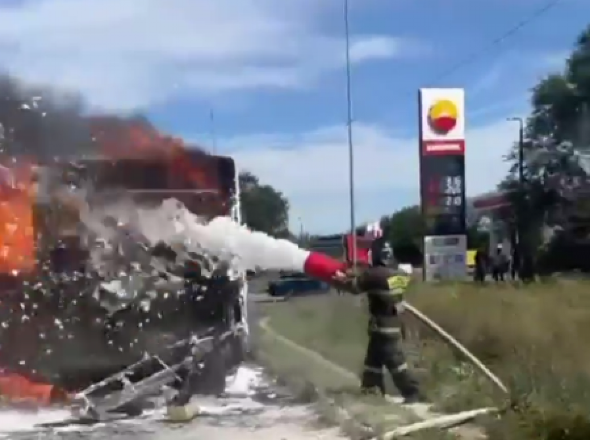 В Усть-Каменогорске загорелся маршрутный автобус (ВИДЕО)