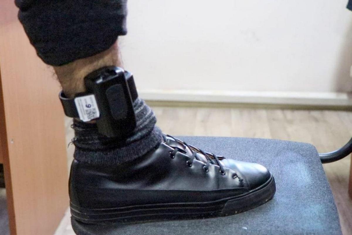 Мужчина разрезал электронный браслет и попытался скрыться в Мангистауской области