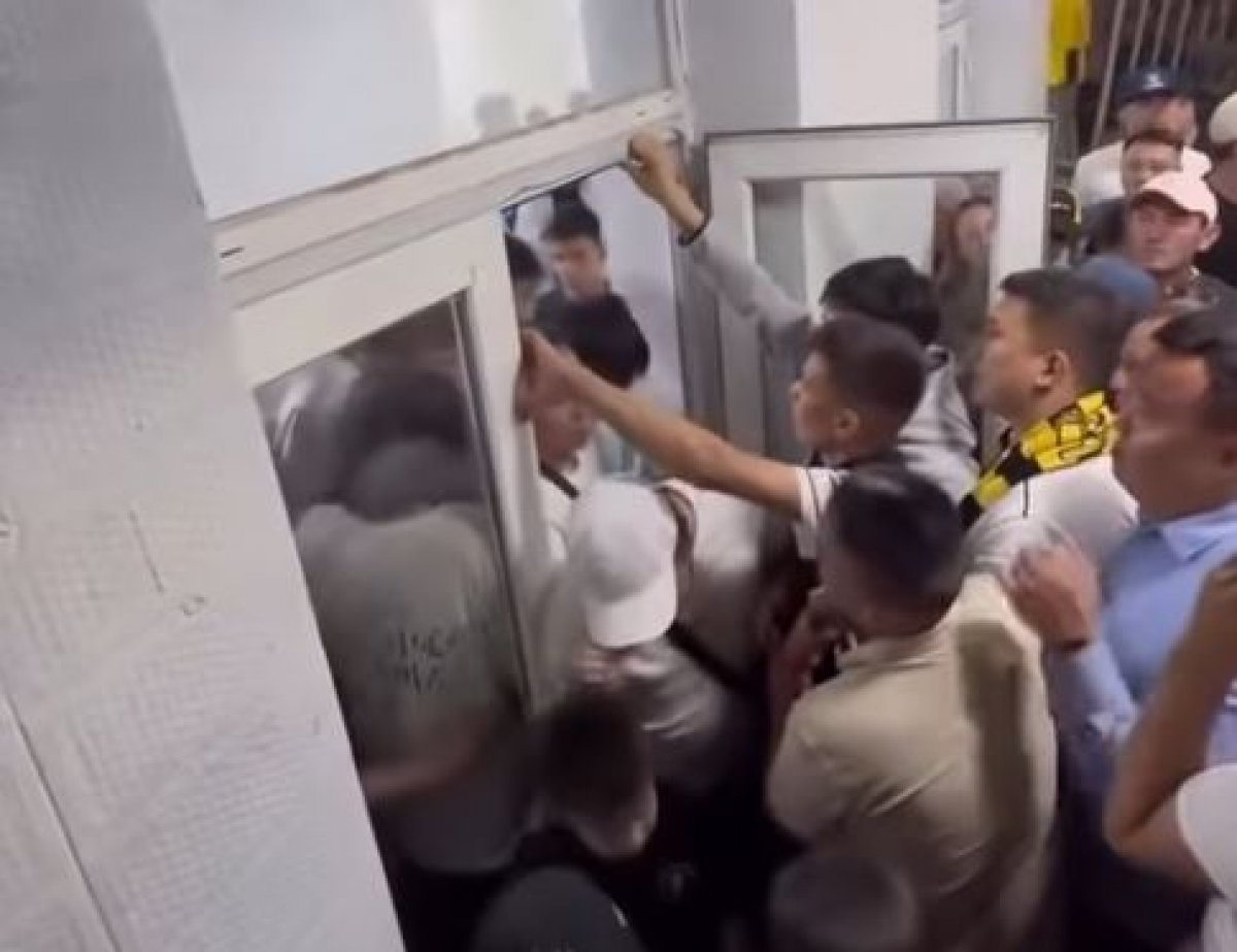 Туалетный скандал после матча: стадион Алматы попал под волну критики