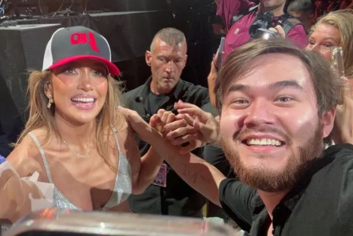 Романтик с тремя розами ответил на три вопроса о Дженнифер Лопес (ВИДЕО)