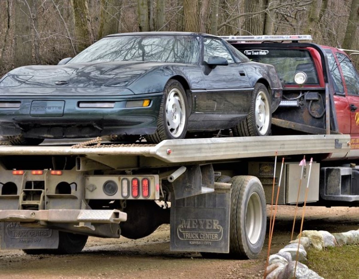 Автомобиль на эвакуаторе оштрафовали за превышение скорости в Атырау