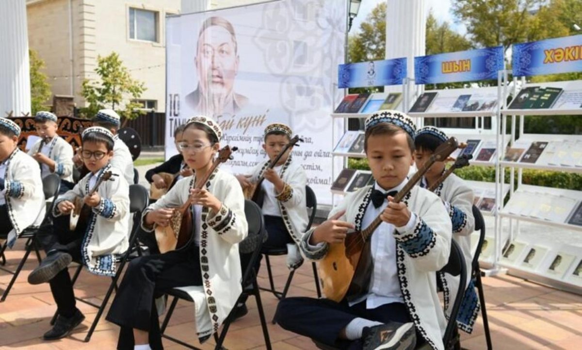 180 лет Абая: 40 столичных школьников прочитали стихи великого поэта