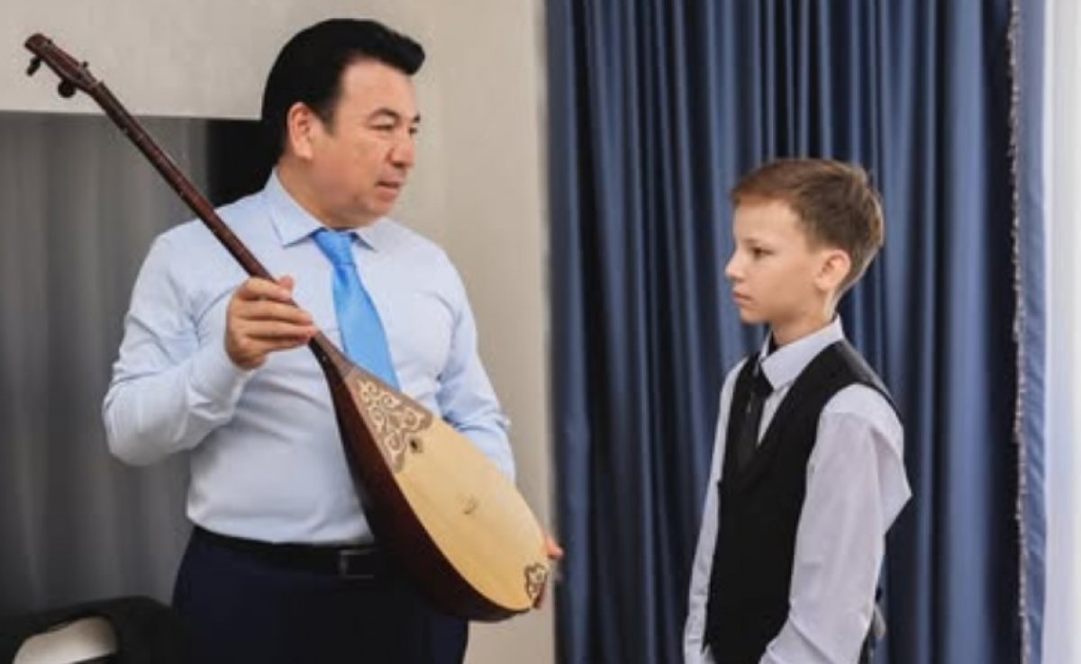 Министр просвещения РК подарил восьмикласснику домбру
