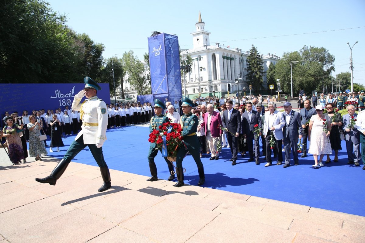5 тысяч человек спели песни Абая на площади в Алматы