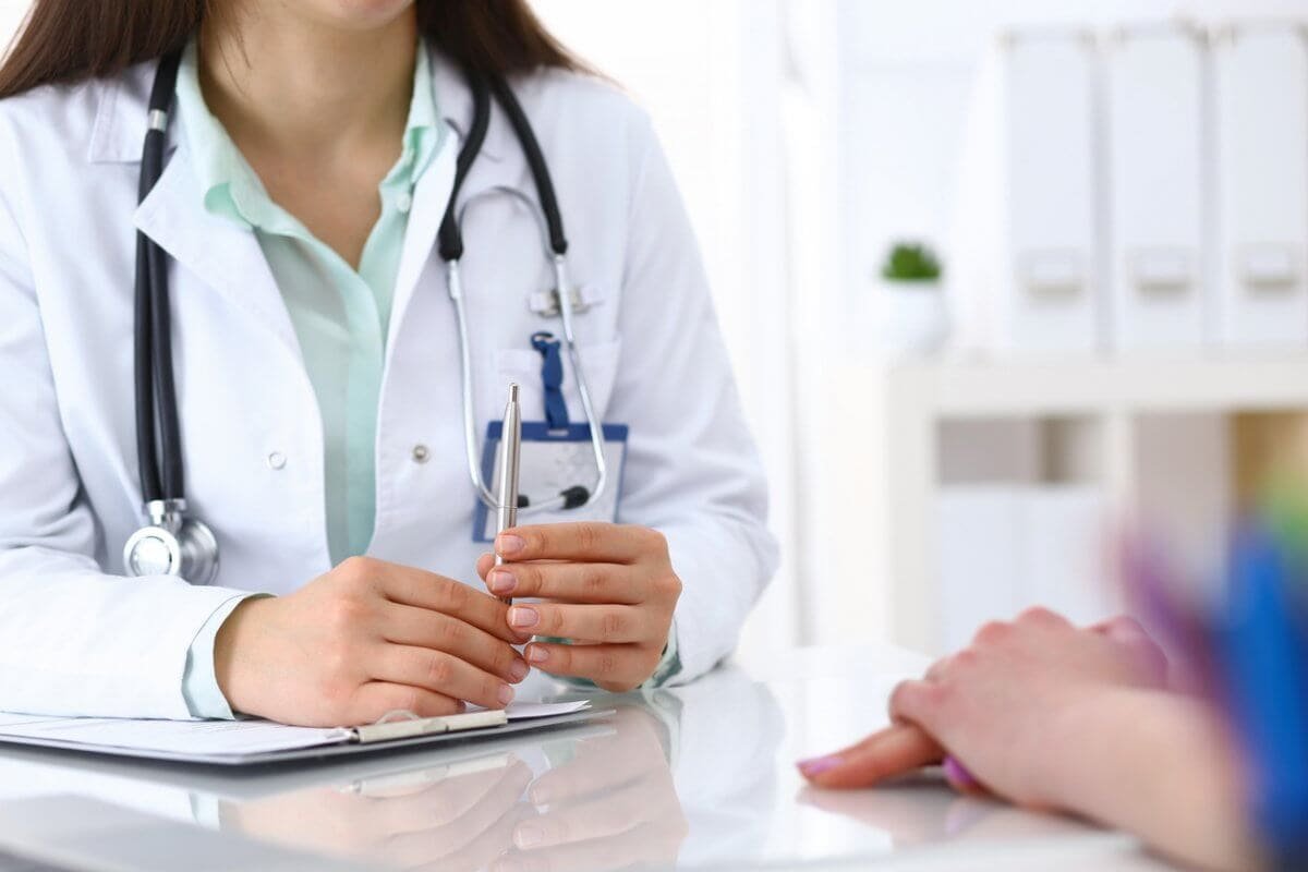 Пенсионерка в роддоме Шымкента ударила акушера