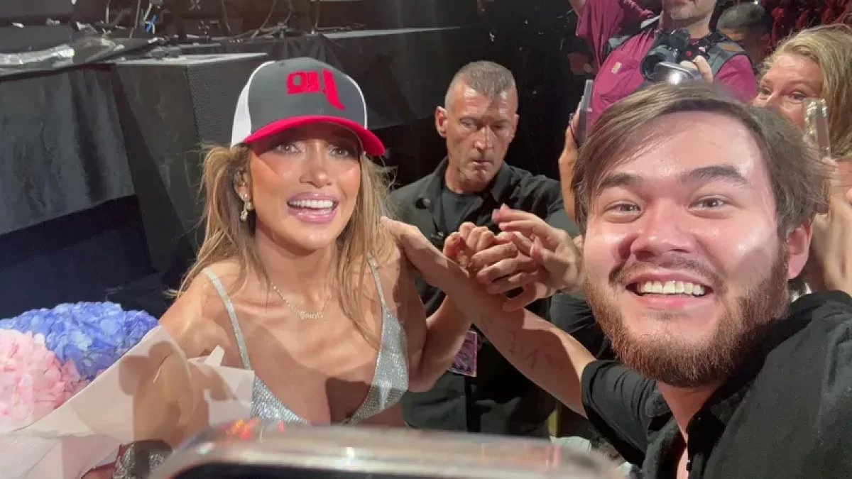 Kaзахстанец, подаривший Дженнифер Лопес три розы, замечен с тем же букетом в Алматы