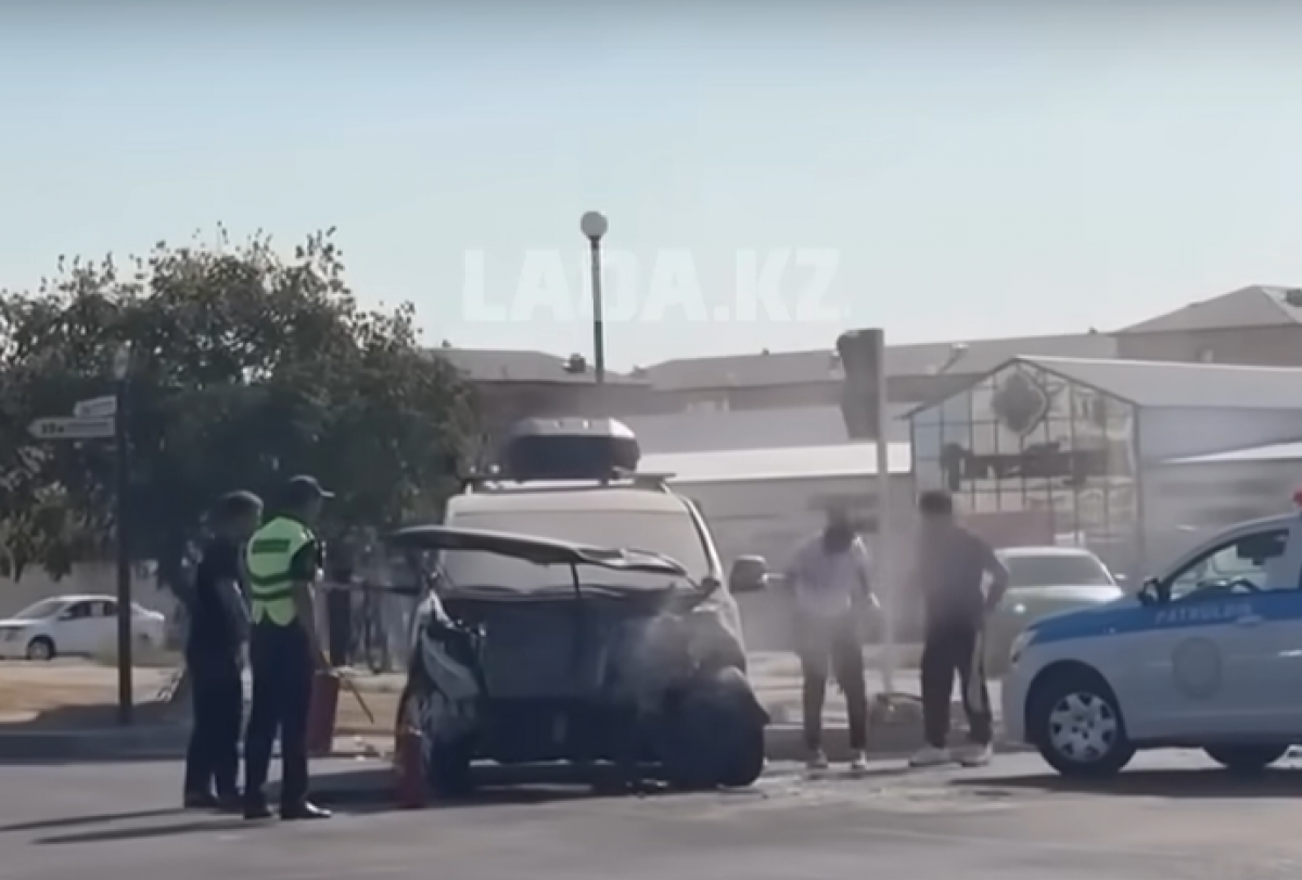 Автомобиль сбил столб в Актау и вылетел на тротуар (ВИДЕО)