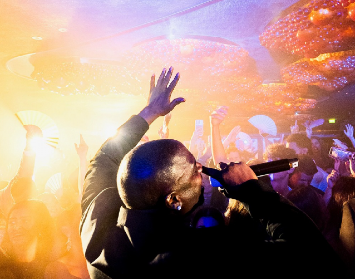 Фанатки подрались на концерте Akon из-за полотенца певца