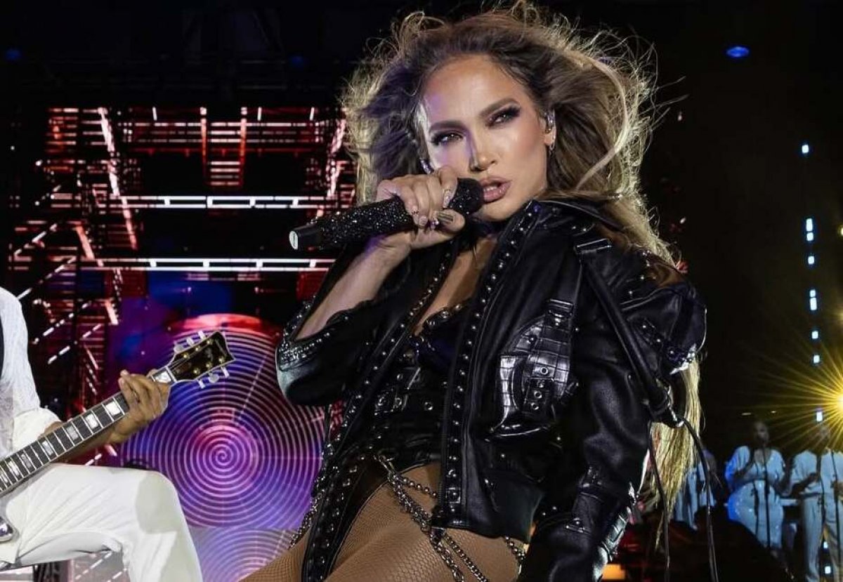 Кузнечик на шее Дженнифер Лопес стал звездой Казнета после концерта в Алматы