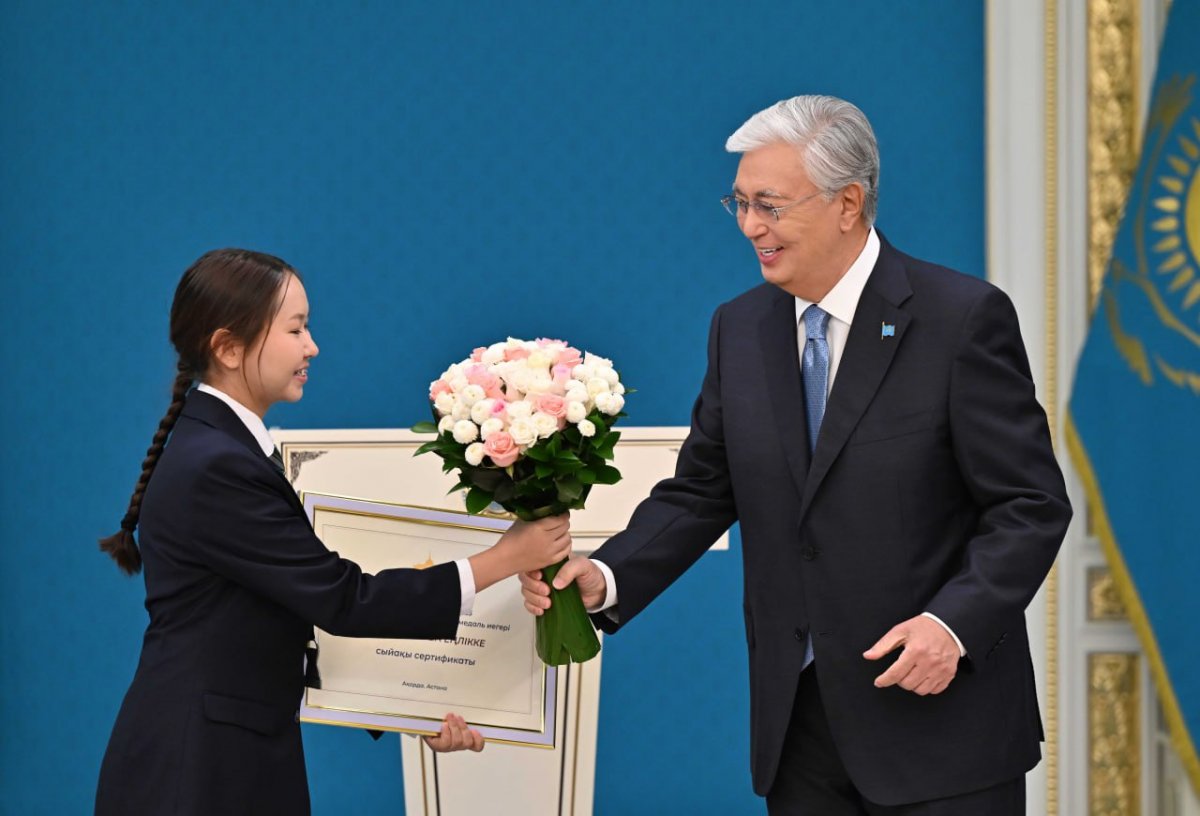 24 призера международных олимпиад получили денежные сертификаты от президента