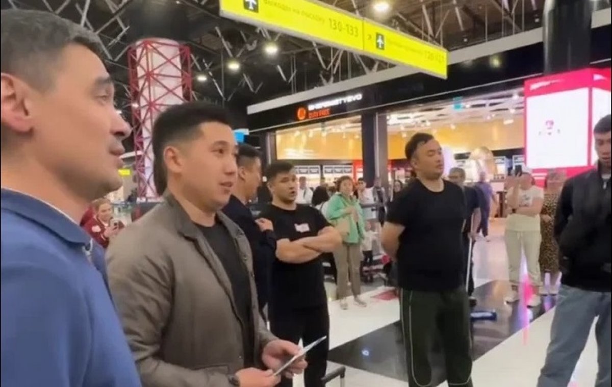 Казахстанцы удивили посетителей аэропорта Шереметьево (ВИДЕО)