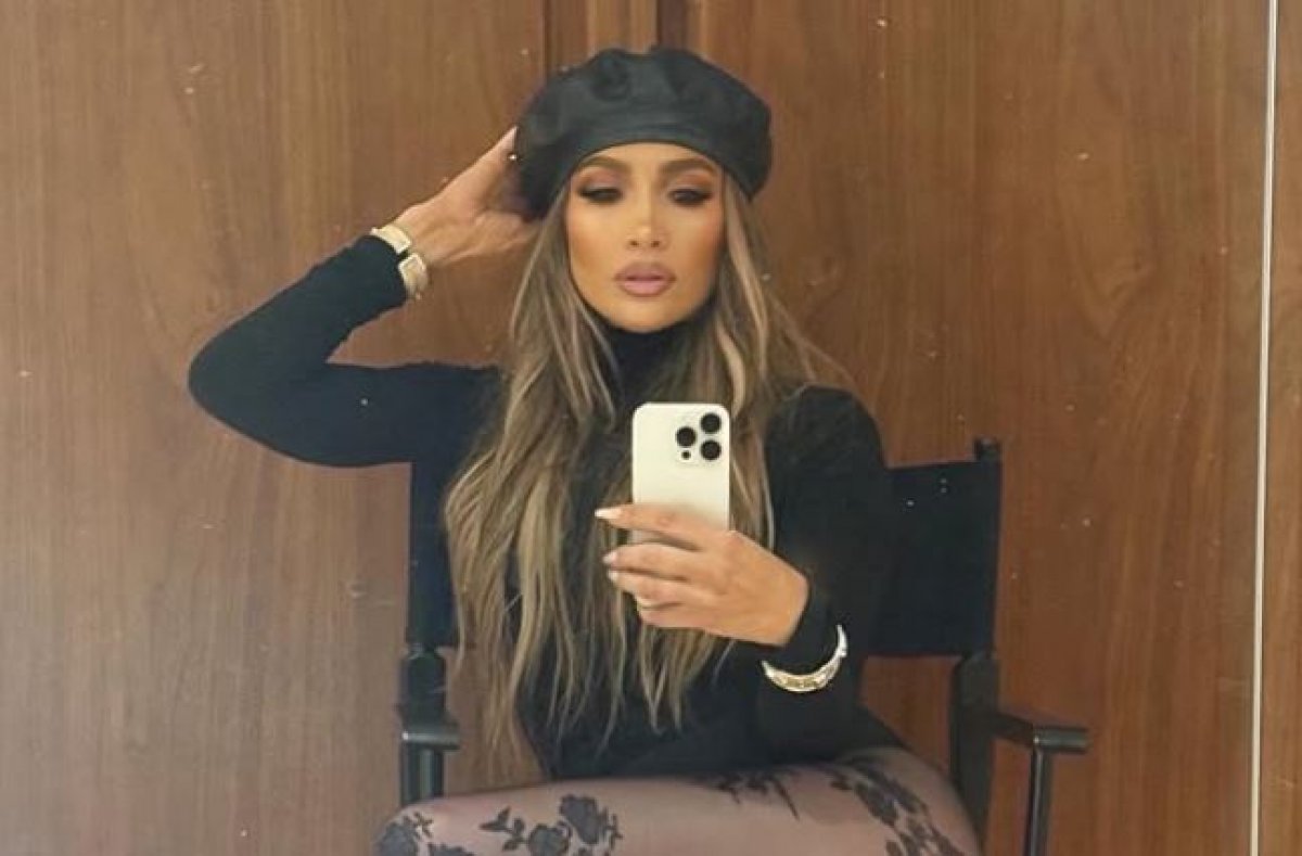 "Саранча с запахом JLo": насекомое с концерта Дженнифер Лопес продают в интернете