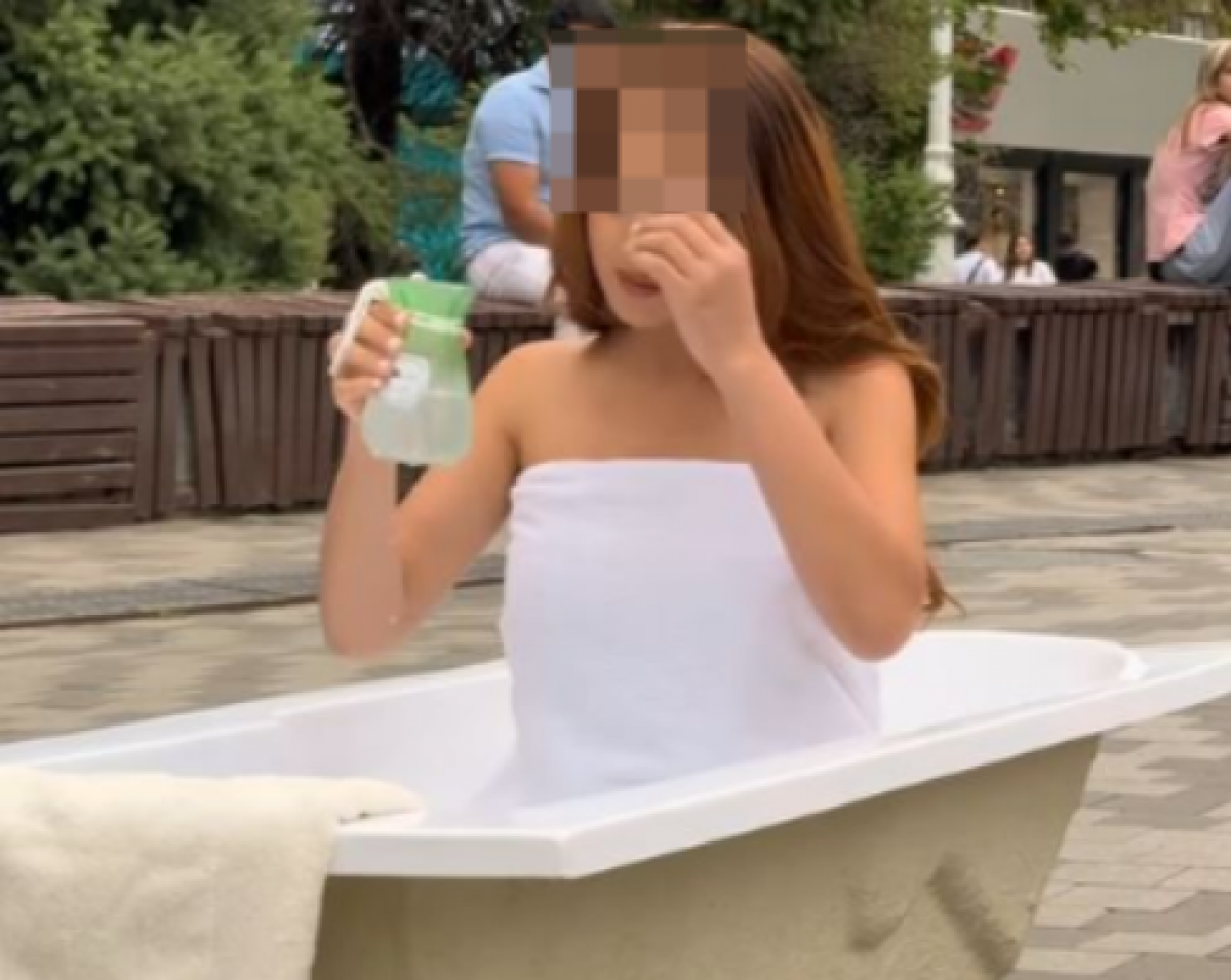 Мылась в ванне посреди улицы в Алматы: ролик привлек внимание полиции