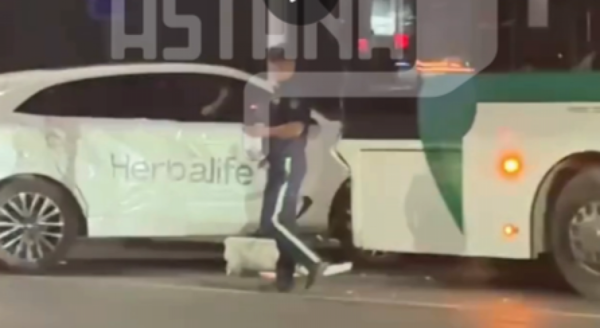 ДТП с участием автобуса снова произошло в Астане (ВИДЕО)