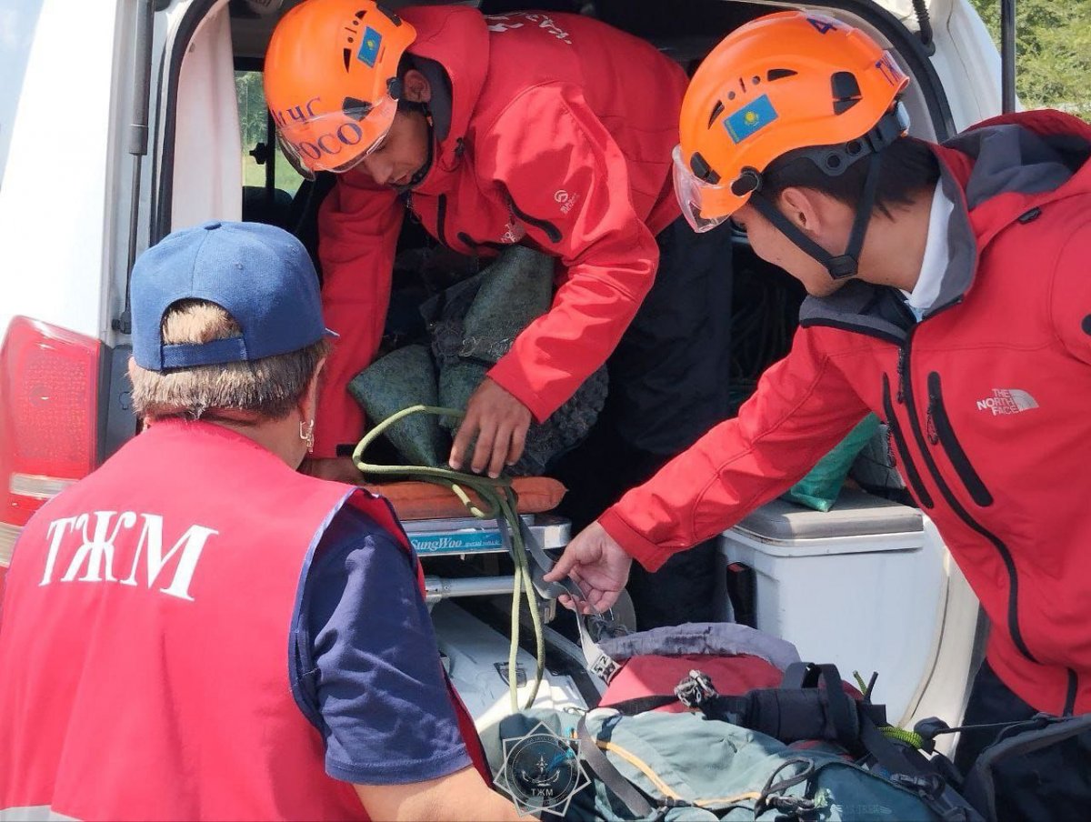 Перелом голени получил казахстанец на пике Орджоникидзе