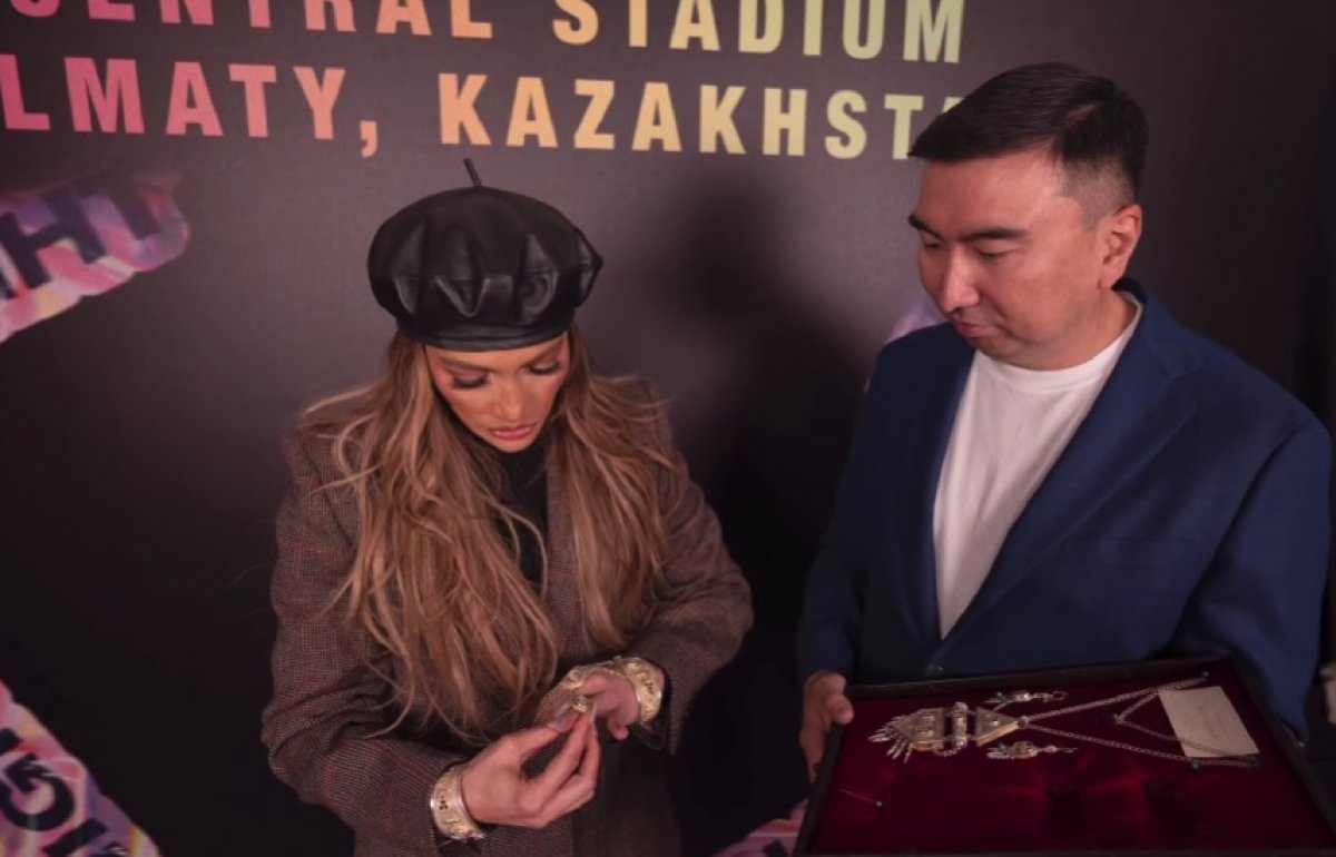 Дженнифер Лопес получила подарок от министра культуры Аиды Балаевой