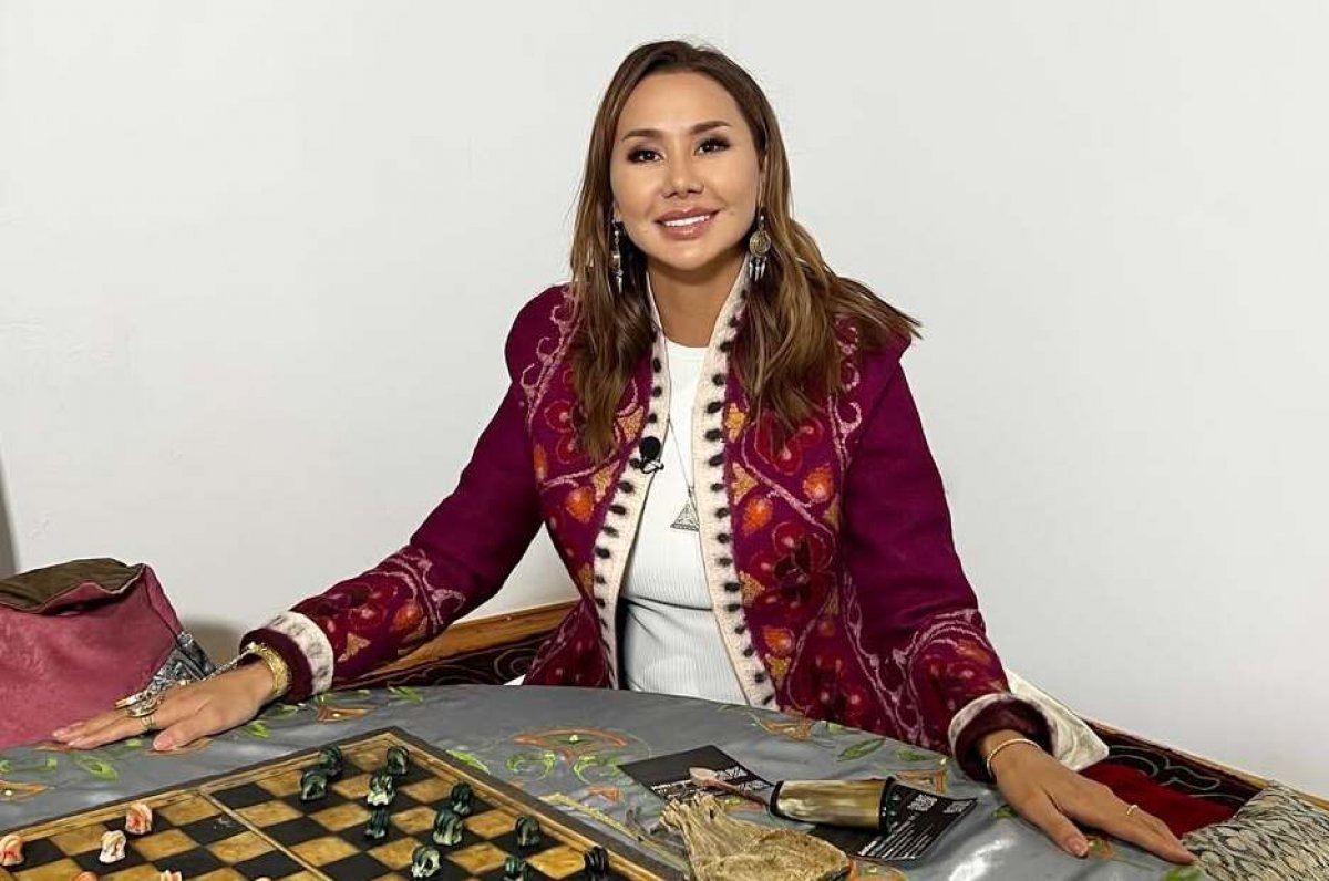 Динару Сатжан раскритиковали за образ в историческом месте