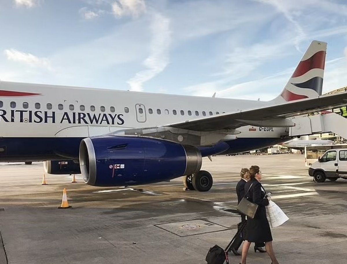 Стюардессу уволили из-за боязни высоты спустя 40 лет работы в авиакомпании