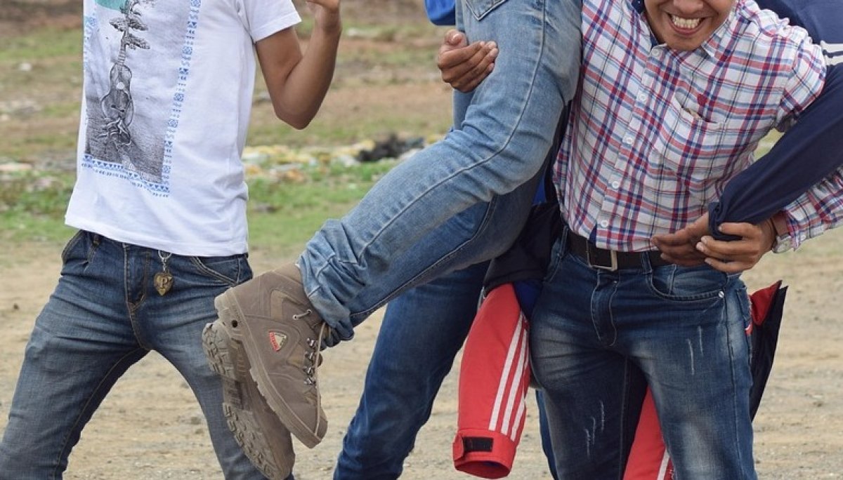 Восемь человек напали на семью в Туркестанской области (ВИДЕО)