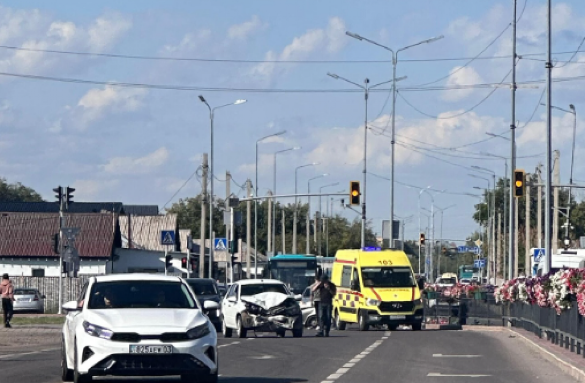 Volkswagen врезался в ограждение в Караганде