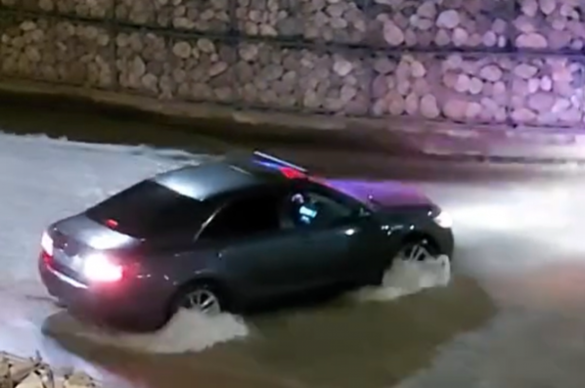 Автомобиль без номеров и с маячками заехал в реку Есентай в Алматы