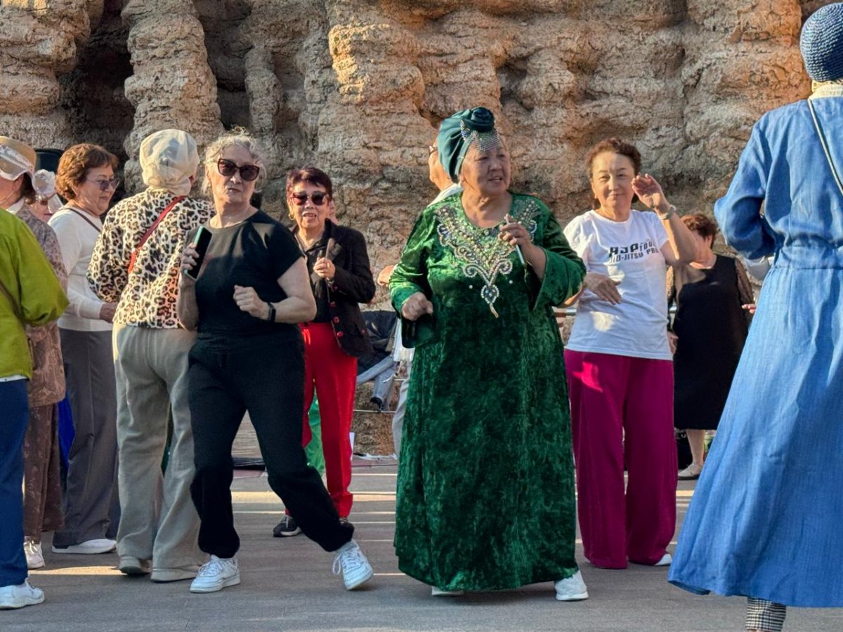 "Көк Жигули" и танцы до заката: как 200 пенсионеров зажигают на танцполе в Астане