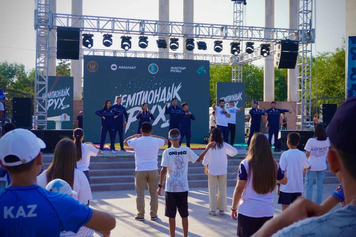 Профессиональные спортсмены провели тренировку с молодежью в Конаеве