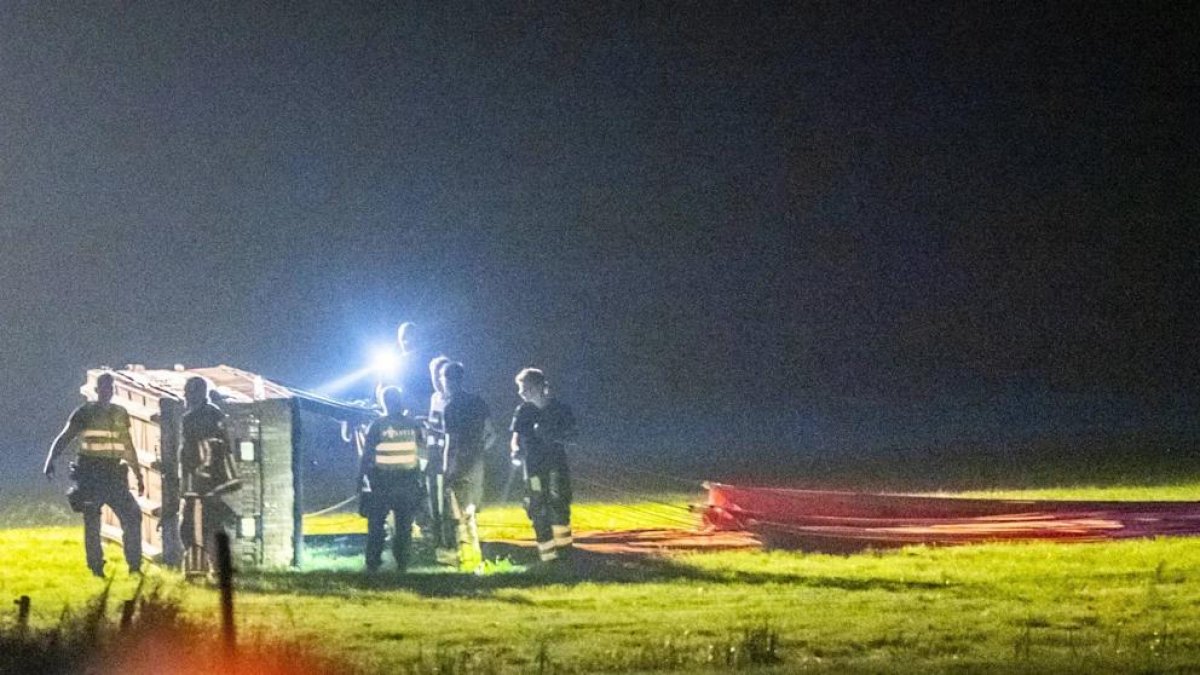 Пять человек выпали из воздушного шара из-за непогоды