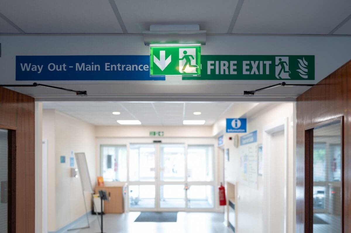 Павлодарка выбросила детей из окна: выжившего ребенка выписали из больницы