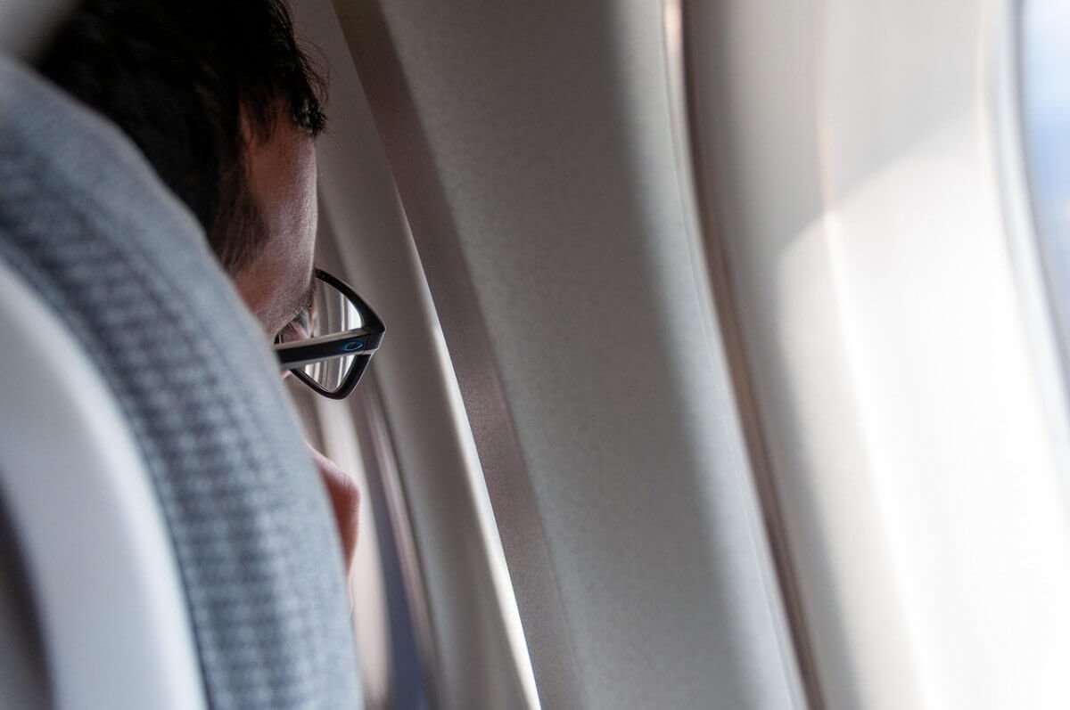 Женщину оттаскали за волосы за замечание ребенку в самолете