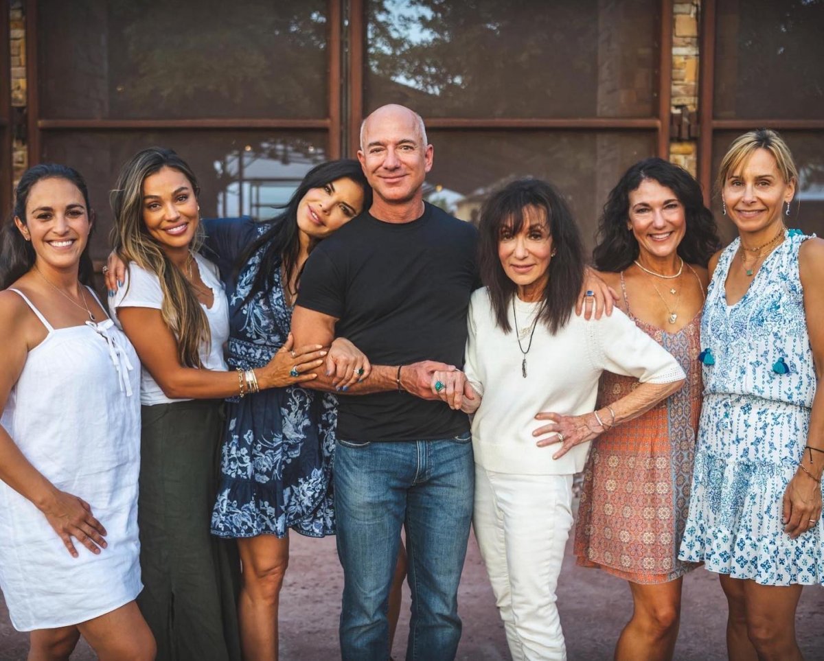 Мама основателя Amazon скончалась спустя месяц после свадьбы века