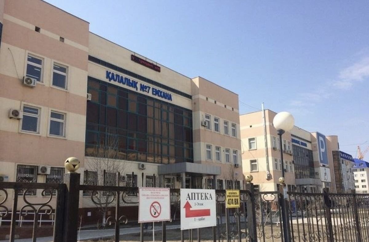 Пациенты поликлиники изнывают от невыносимой жары в Атырау